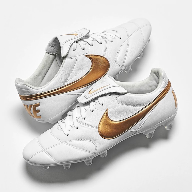 Ronaldinho boots sales white and gold